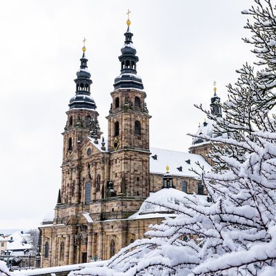 Im Fuldaer Dom werden an den Weihnachtsfeiertagen und zum Jahreswechsel festliche Gottesdienste mit weihnachtlicher Chor- und Orgelmusik gefeiert.
